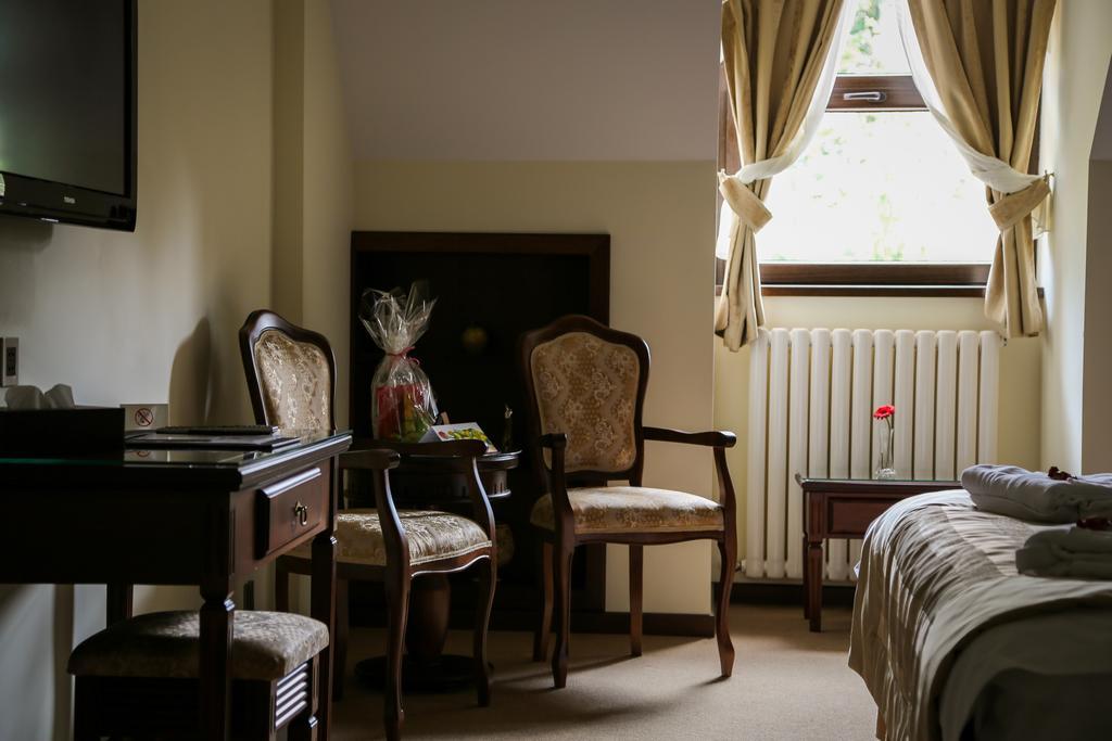 Hotel Foisorul Cu Flori Sinaia Extérieur photo